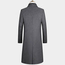 Costas do casaco sobretudo masculino Zellum cinza, longo abaixo dos joelhos, com corte reto e elegante, evidenciando o tecido.