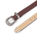 Cinto feminino de couro marrom com fivela decorativa em metal prateado e cinto bege com ilhoses