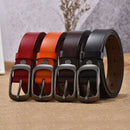 Quatro cintos de couro em vermelho, laranja, marrom e preto com fivelas de metal