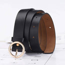 Três cintos de couro feminino com fivela circular em ouro