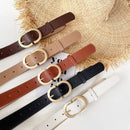 Cinco cintos de couro com fivela dourada em cores marrom, bege, terracota, preto e branco