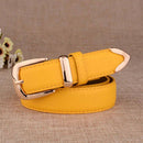 Cinto de couro amarelo com fivela em tom prateado