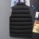 Colete puffer masculino preto acolchoado com costuras horizontais, vista traseira