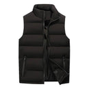 Colete puffer preto com gola alta, zíper frontal e bolsos laterais
