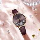 Relógio feminino com pulseira em couro vinho, mostrador floral e marcadores de cristal