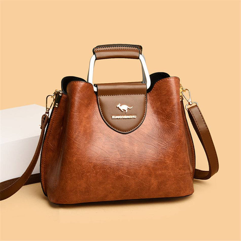 Alt text: Bolsa feminina de couro violet com design elegante e sofisticado.
