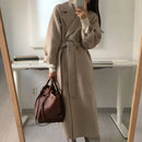 Sobretudo feminino longo bege com cinto, paired com bolsa burgundy