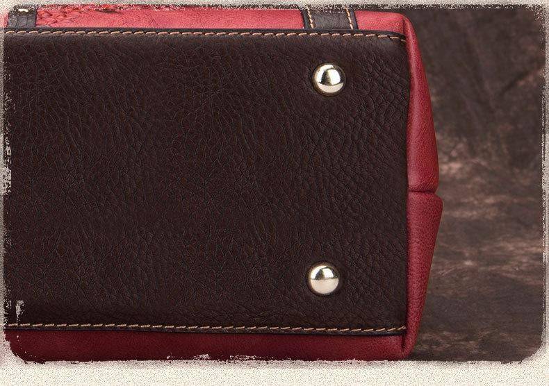 Alt text: Bolsa feminina de couro legítimo marrom elegante e sofisticada.