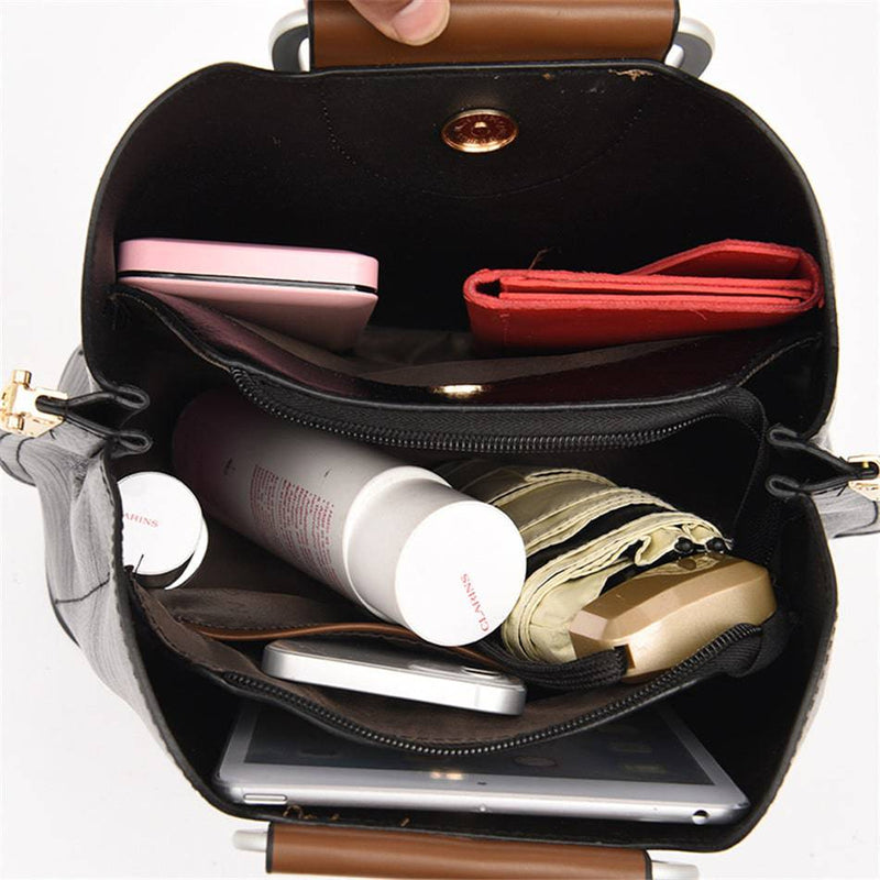 Alt text: Bolsa feminina de couro violeta elegante e sofisticada.