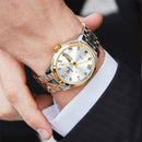 Relógio de pulso dois tons com mostrador branco e numerais romanos em pulseira de aço