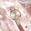 Relógio feminino com mostrador floral, pulseira em couro e capa rosê