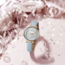 Relógio feminino com mostrador madrepérola, pulseira azul claro e números romanos