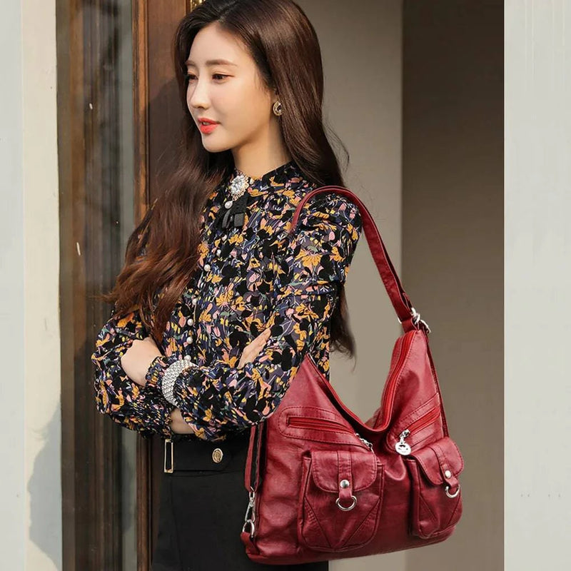 Alt text: Bolsa feminina de couro genuíno na cor marrom Prestige.