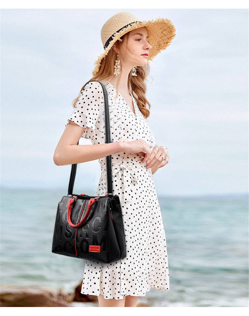 Alt text: Bolsa feminina de couro legítimo na cor fiori class.
