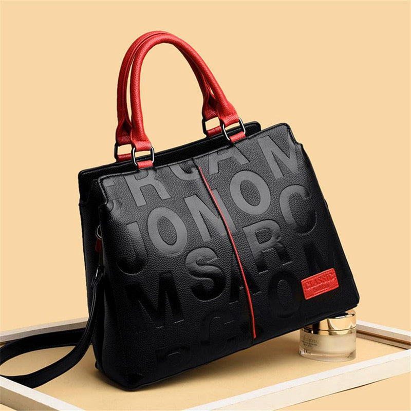 Alt text: Bolsa feminina de couro marrom da marca Fiori Class.