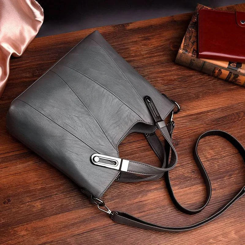 Bolsa de Ombro Estruturada em Couro Preto com Alça Removível.