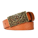 Cinto de couro com fivela ornamental em latão e detalhes florais
