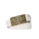 Cinto branco com fivela ornamental em ouro detalhada