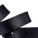 Cinto de couro preto com padrão floral ornamental em relevo