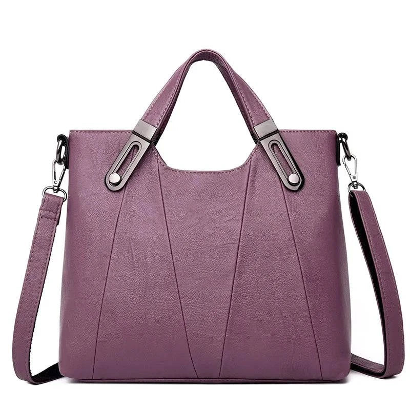 Alt text: Bolsa de ombro estruturada em tom neutro com alça removível.