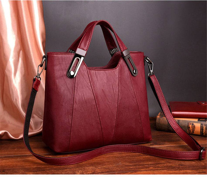Bolsa de Ombro Estruturada em Couro Marrom com Alça Removível.