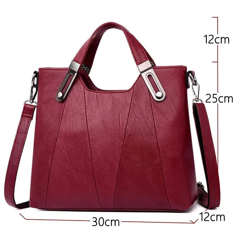 Alt text: Bolsa de ombro estruturada em tom neutro com alça removível.