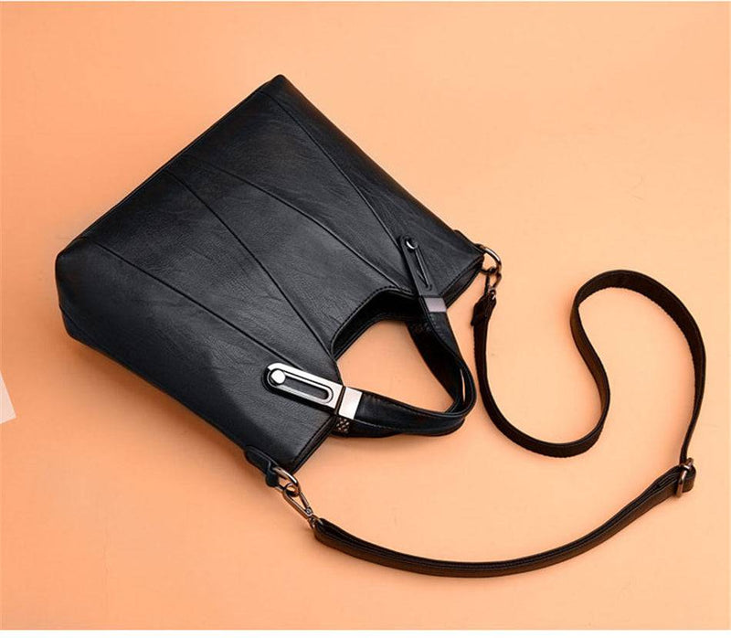 Alt text: Bolsa de Ombro Estruturada em Couro Marrom com Alça Removível.