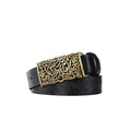 Cinto de couro feminino marrom com fivela ornamental.
