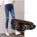 Cinto de couro marrom com fivela oval prateada, usado com jeans rasgado azul
