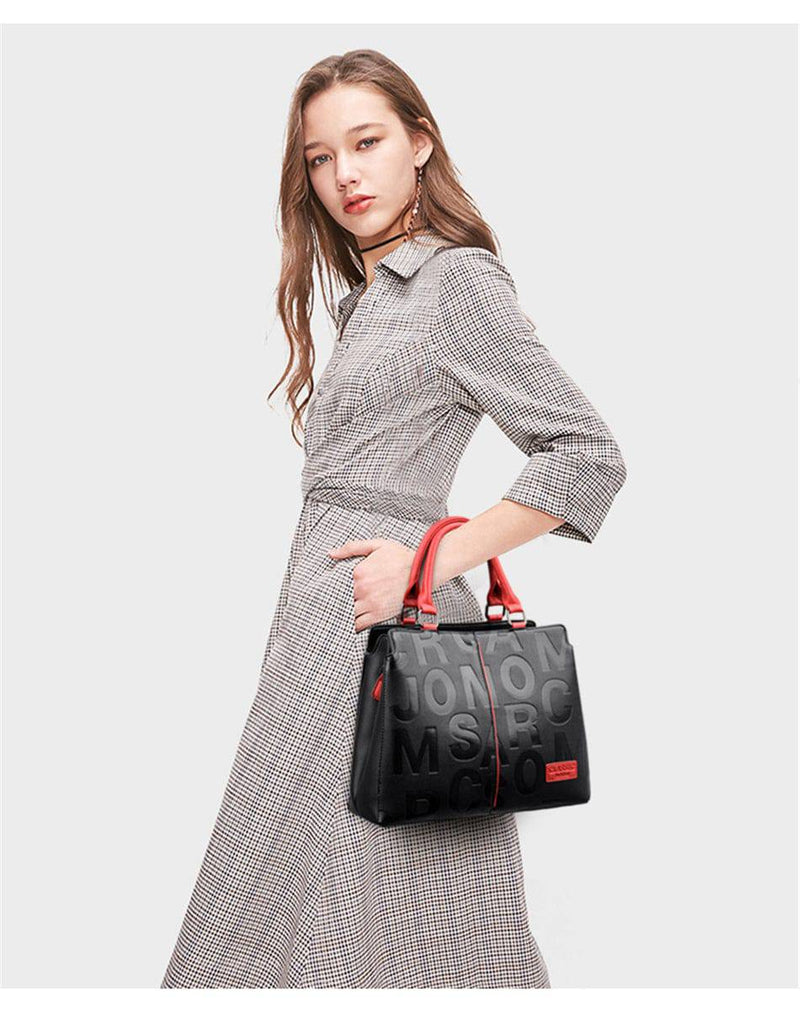 Alt text: Bolsa feminina de couro marrom da marca Fiori Class.