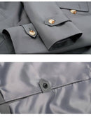 Punhos com botões dourados e forro interno de trench coat cinza