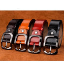 Quatro cintos de couro em cores variadas com fivela metalizada