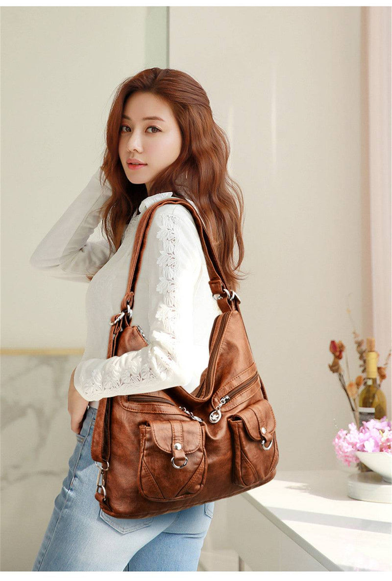 Alt text: Bolsa feminina de couro genuíno na cor preta Prestige.