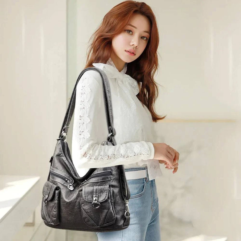 Alt text: Bolsa feminina de couro genuíno na cor marrom Prestige.