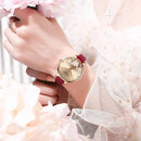 Relógio feminino com mostrador floral em relevo e pulseira de couro bordô