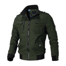 Jaqueta bomber verde-militar com gola preta em tricô, zíperes e bolsos