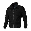 Jaqueta bomber preta masculina com gola alta e múltiplos bolsos com zíper
