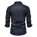 Costas de jaqueta jeans azul escuro com gola e costuras à vista