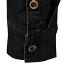 Detalhe do punho da Jaqueta Jeans Masculina preta, com fechamento em botões marrons, exibindo o acabamento e a textura do jeans.