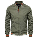 Jaqueta bomber masculina verde oliva com gola, punhos e barra canelados em preto, branco e laranja