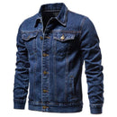 Jaqueta masculina jeans azul com fechamento em botões e bolsos no peito, exibindo um design clássico e versátil.