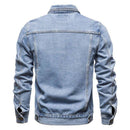 Jaqueta jeans azul claro vista de trás com botões e costuras aparentes