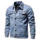 Jaqueta jeans azul claro com botões e bolsos no peito