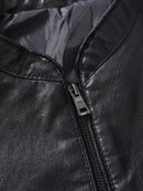 Detalhe do zíper frontal da Jaqueta Masculina de Couro Aleph preta, mostrando o puxador em metal e a textura do couro