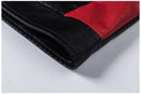 Detalhe do punho de jaqueta de couro preto com forro vermelho