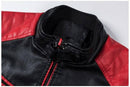 Detalhe da gola com capuz de jaqueta de couro em preto e vermelho com fecho de zíper