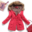 Jaqueta parka feminina rosa pink com capuz de pelúcia marrom e forro cinza