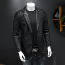 Jaqueta de couro preta slim fit com gola lapela em manequim
