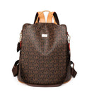 Mochila feminina de couro marrom com estampa monograma, alças caramelo e detalhes laterais