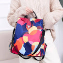 Mochila feminina com estampa abstrata colorida de círculos vibrantes em azul, rosa, vermelho e laranja